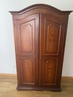 Kleiderschrank aus Holz zweitürig mit Schnitzereien