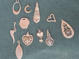Lot 11 Stck Schmuck silberige Anhänger, z.t Zamak