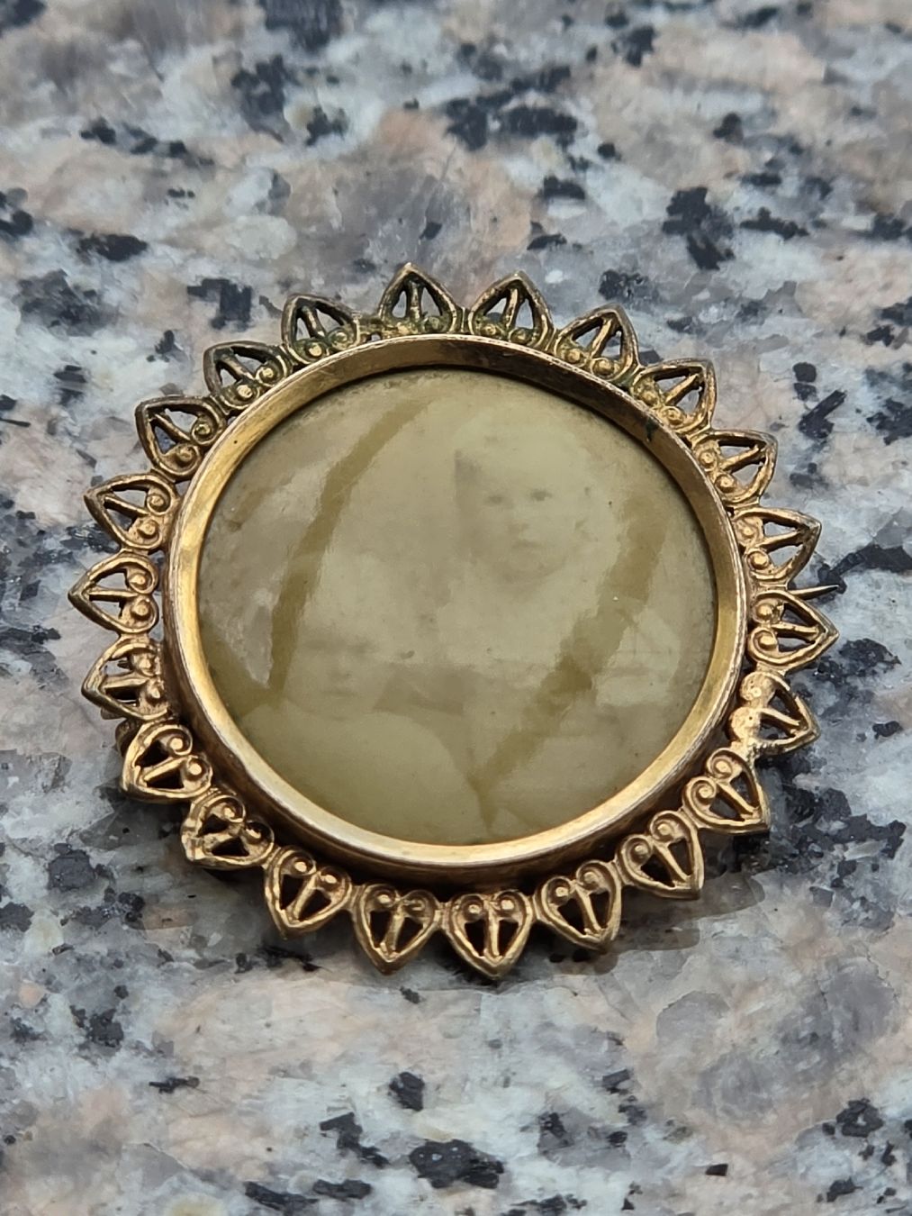 Broches & Aiguilles: Antiker Medaillon Anhänger mit Bild  – D'occasion à Mettlen par elios0888 1