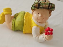 Gartenfigur Junge mit Beeren, liegend - Deko für den Garten