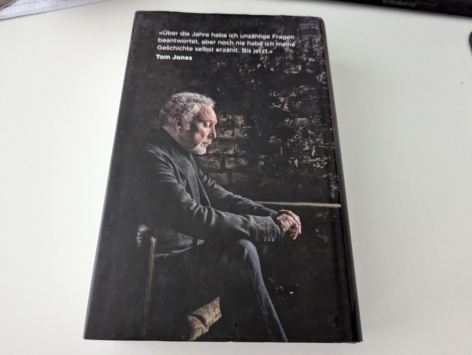Autografi: Signed Tom Jones Autobiography "Over The Top" – Usato da Hünenberg See venduto da SpecialEditionGaming 1
