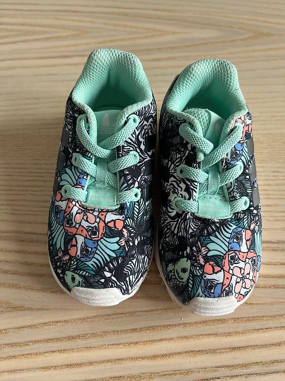 Adidas Scarpe per ragazzi: Adidas Sneakers Grösse 20 – Usato da St-Prex venduto da buc_y6n7