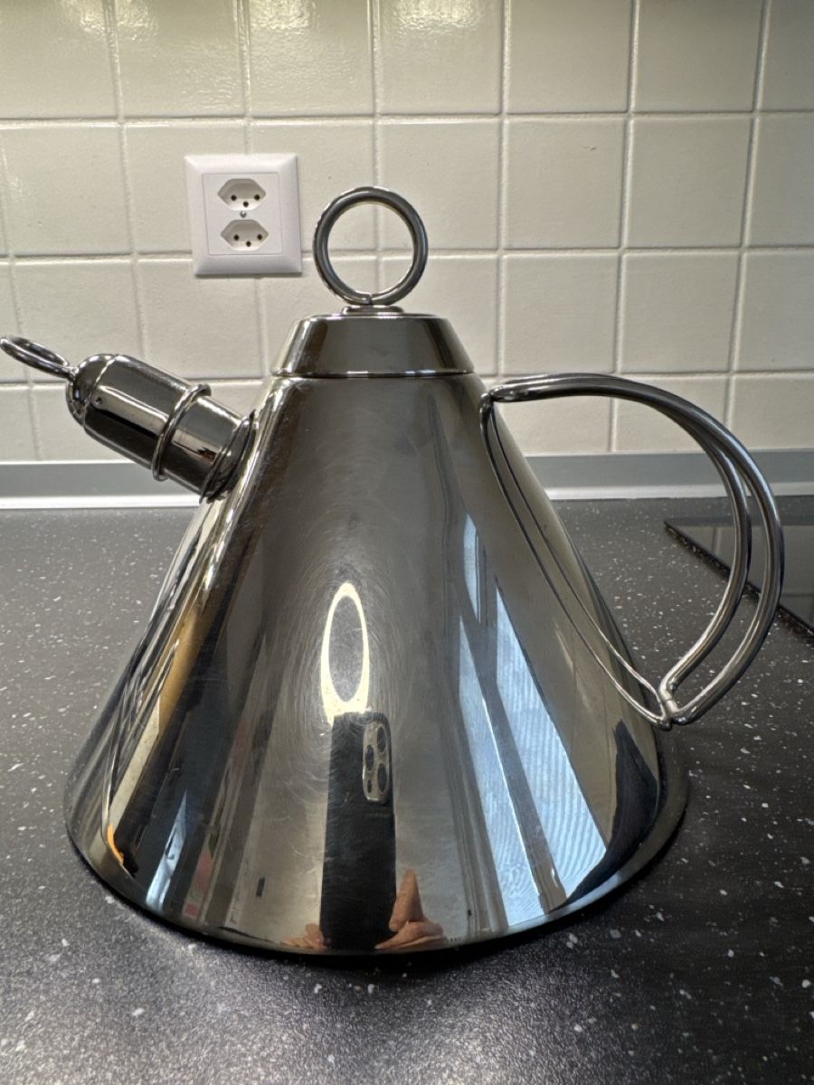 WMF Wasserkocher: WMF Cromargan Stainless Steel Tea Kettle - Modern Design – Gebraucht aus Zürich von Mari123