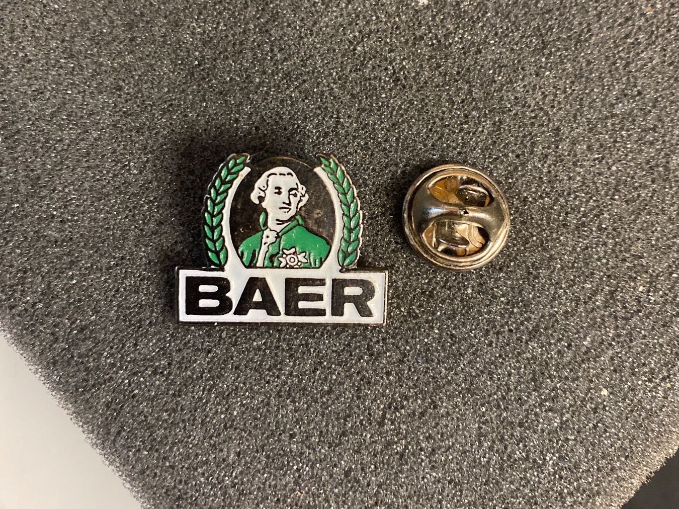 Plaquettes & Badges: PIN'S - BAER – D'occasion à Le Brassus par cinema13