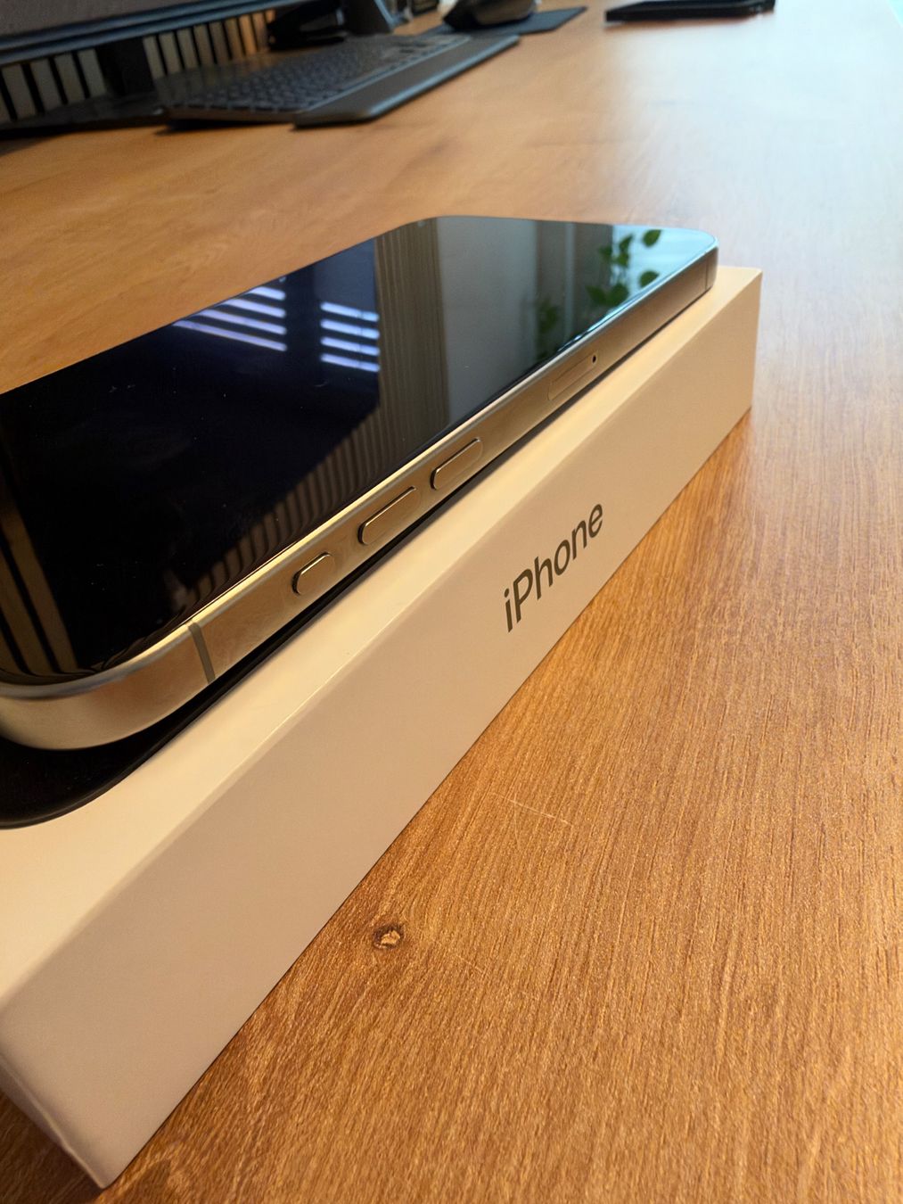 Apple Telefoni cellulari / Smartphones: iPhone 15 Pro Max | White Titanium | 256 GB – Usato da Reinach BL venduto da Remox19 4