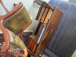 Alter Holzbürotisch mit Holstuhl und Beistellmöbel