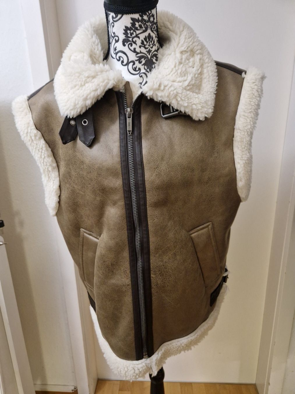 Gilets & Westen: Warme Winter Weste mit Kragen Gr. 40 – Neu und originalverpackt aus Glattbrugg von majuska01