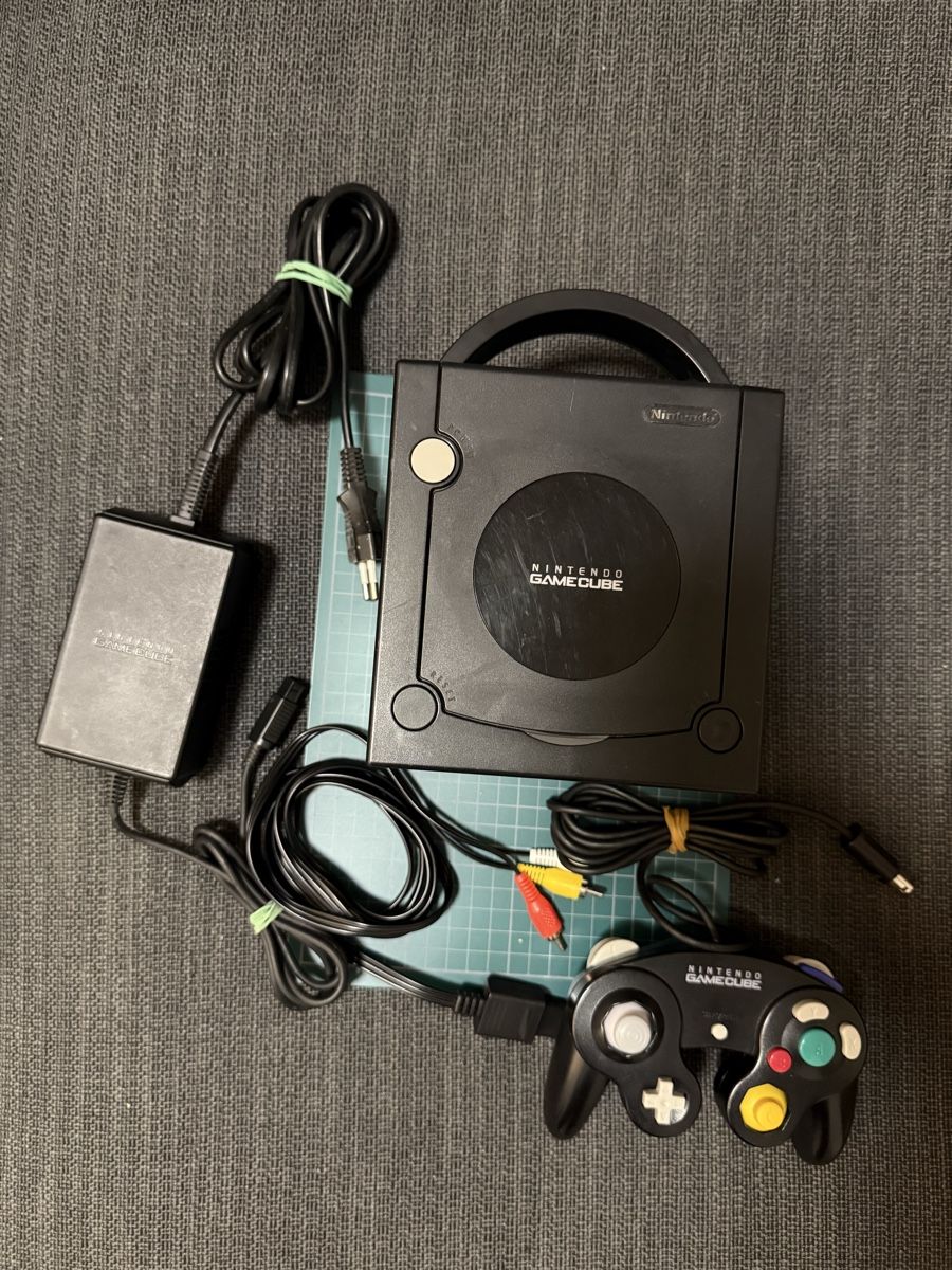Nintendo Console: Nintendo GameCube Schwarz mit Controller inkl. Zubehör – Usato da Dottikon venduto da bend