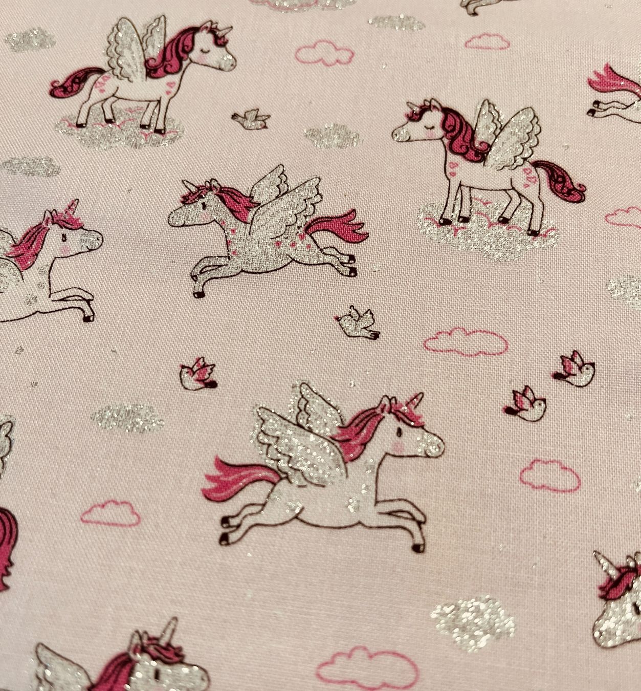 Tissus: Patchworkstoff funkelndes Einhorn – Neuf (Voir description) à Seuzach par KreativmitStoff