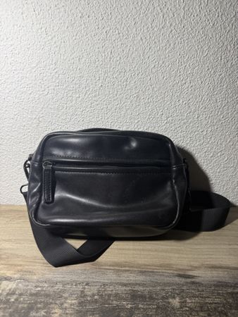 Schwarze Umhängetasche Pier One