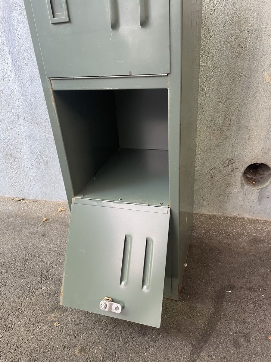 Porte manteau: Metallschrank/Garderobe 3 Fächer Gebraucht – D'occasion à Bern par coca-cola12 2