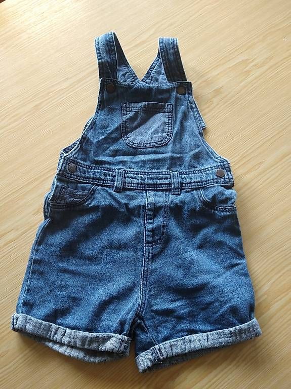 Hosen: Kurze Latzhose Gr.98 – Gebraucht aus Ebnat-Kappel von Schneehas20