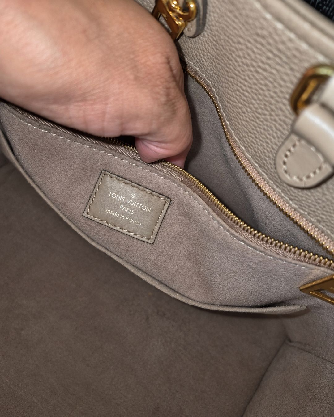 Louis Vuitton Borse da donna: OnTheGo LV beige. topZustand – Usato da Wohlen AG venduto da Aalexan 2