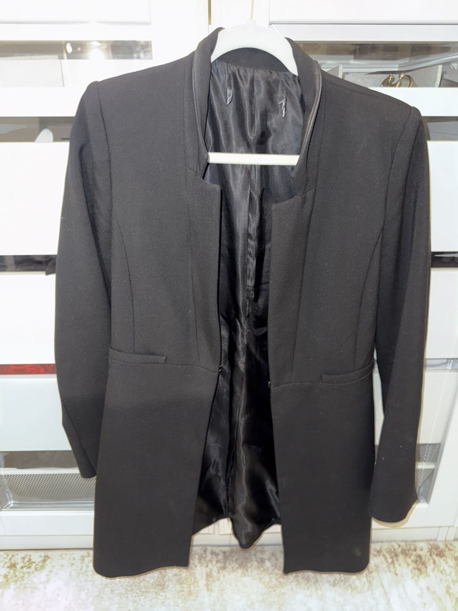 Vestes: Damen Blazer schwarz tailliert  – D'occasion à Winterthur par fij_f65r 1