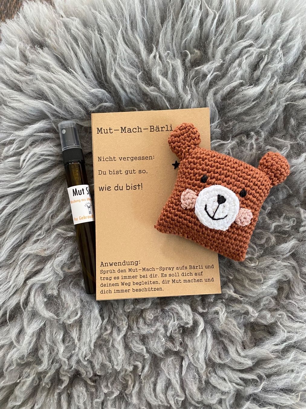 Giocattoli: Mut-Mach-Bärli mit Spray – Nuovo (secondo la descrizione) da St. Niklaus VS venduto da loumonrohandmade