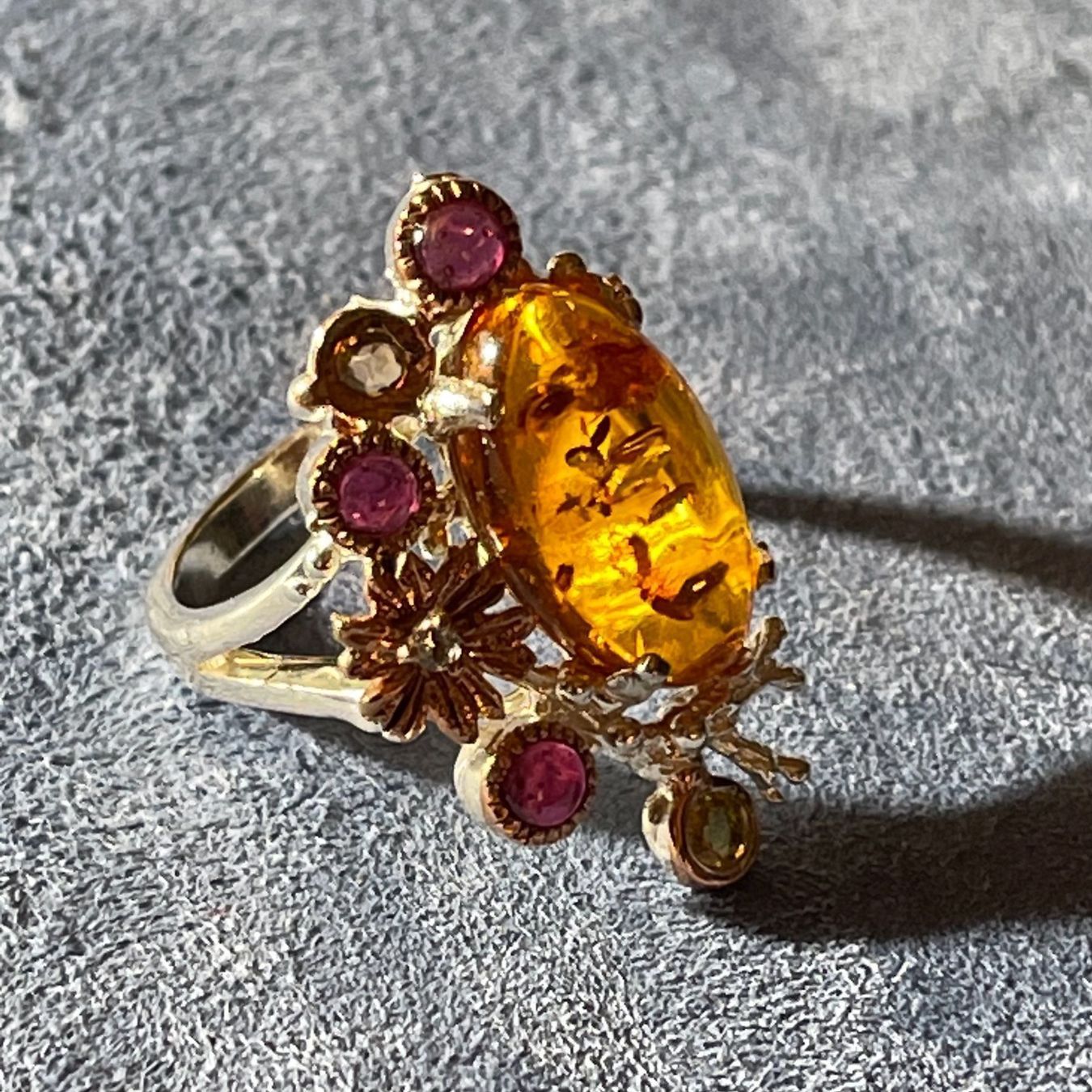 Llan Valls Joies Anelli: Natural African Red Amber & Ruby Asymmetric Gold 925SS Ring – Nuovo e nell'imballaggio originale da Birsfelden venduto da Brut 1