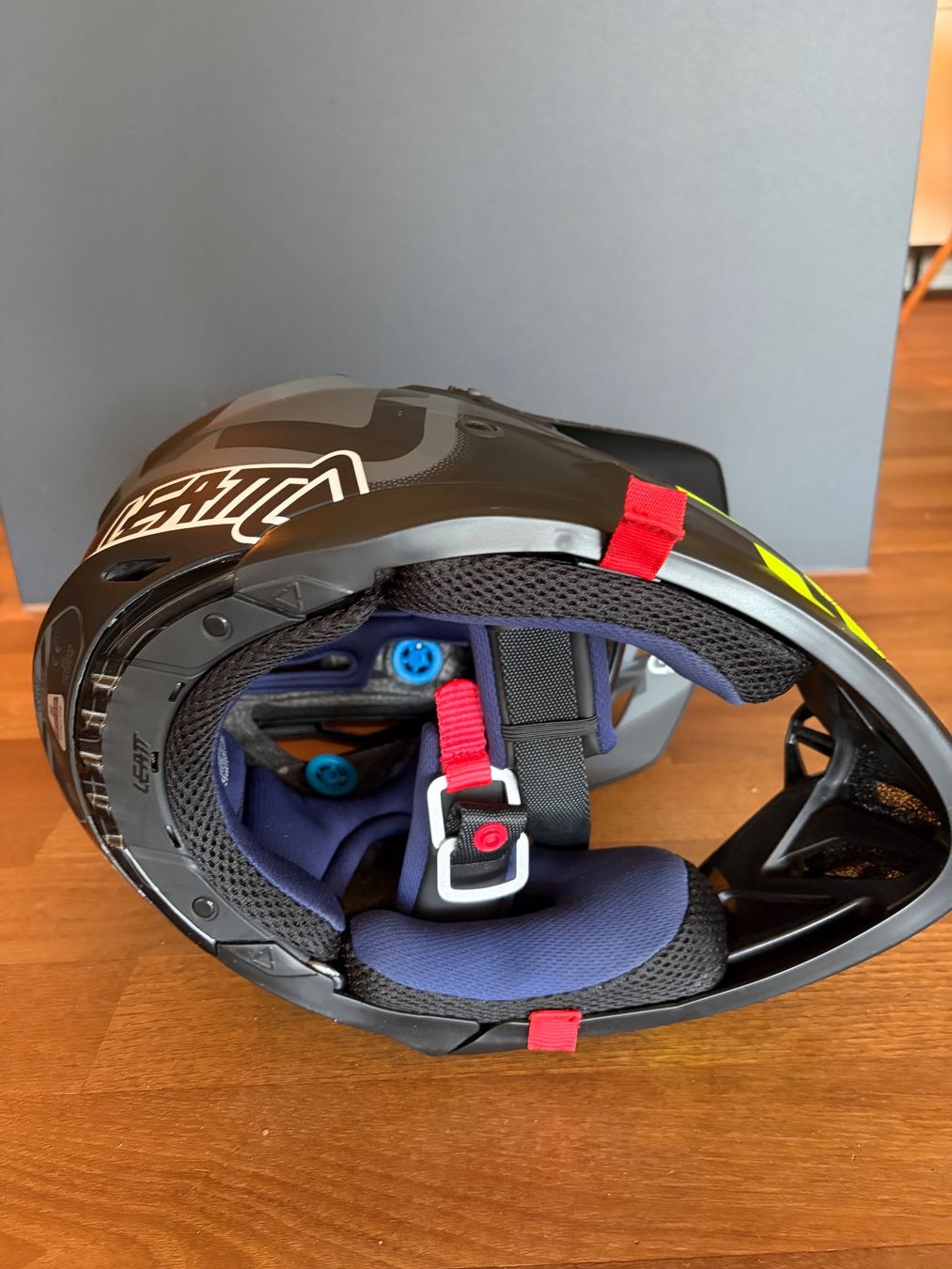 Leatt Caschi: LEATT DBX 5.0 V09 Full Face Helm – Usato da Schmerikon venduto da triathlon2010 2