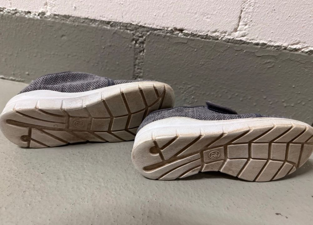 Chaussures garçon: Kinder Hausschuhe Grösse 28 – D'occasion à Zürich par zd_1965 3