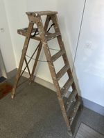 Alte Maler - Holzleiter mit Ablagefläche und sieben Sprossen