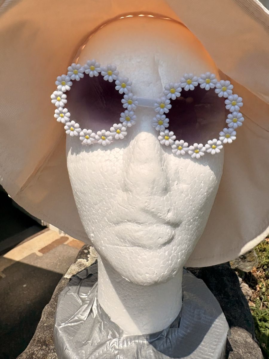 Occhiali & Lenti: Sonnenbrille mit Blumen weiss neuwertig – Nuovo (secondo la descrizione) da Zürich venduto da Sundaygirl 1