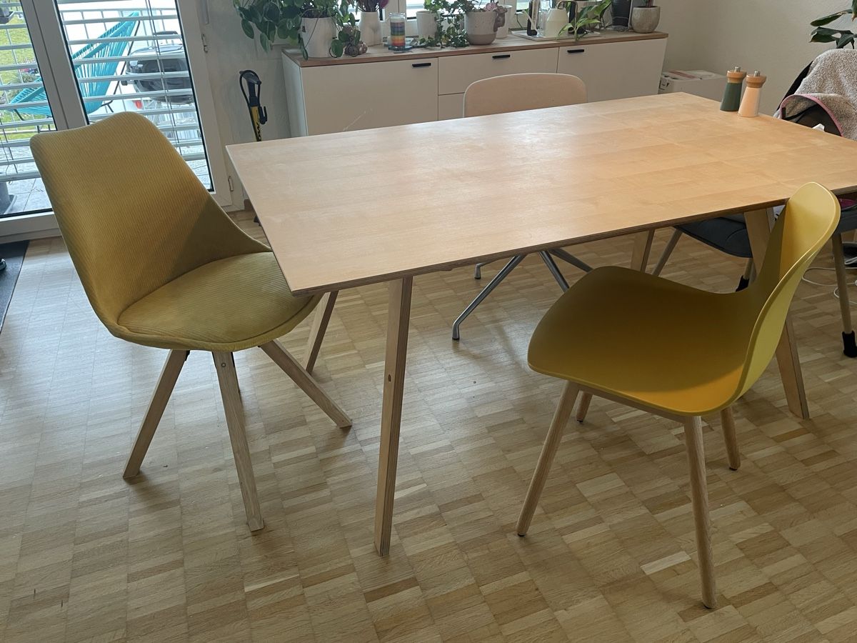 Stühle: Senfgelber Stuhl mit Holzbeinen – Gebraucht aus Urdorf von lyl_889t