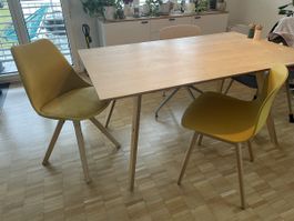 Senfgelber Stuhl mit Holzbeinen