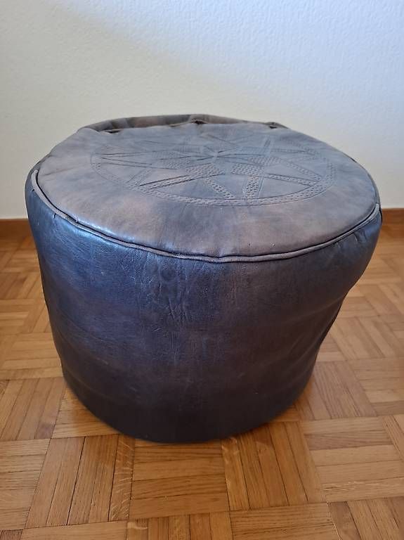 Sgabelli: Pouf en cuir bleu du Maroc – Usato da Lausanne venduto da oli.fauc
