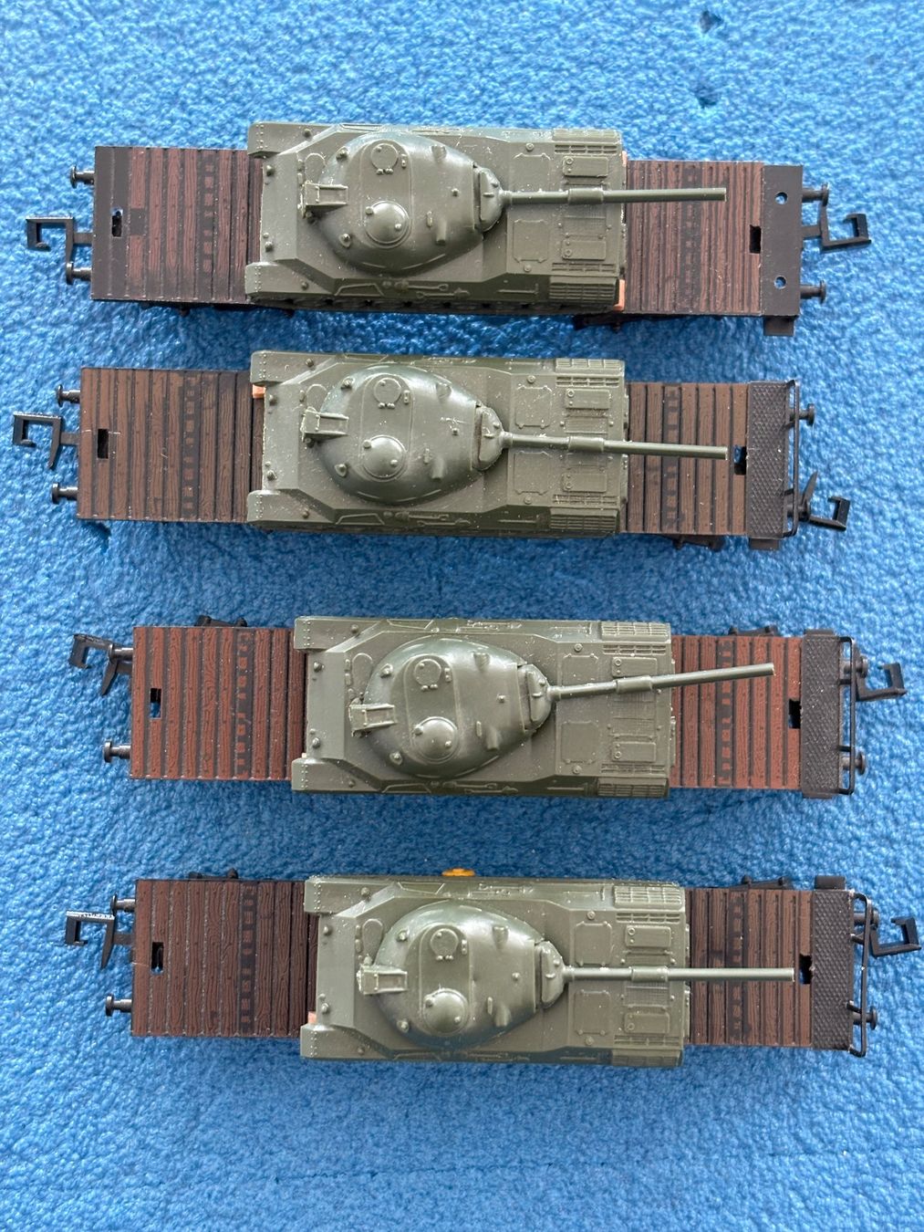 Arnold Modelleisenbahnen: 4x Arnold 4970 Schwerlastwagen mit Leopard Panzer – Gebraucht aus Hauterive NE von eriamch 1