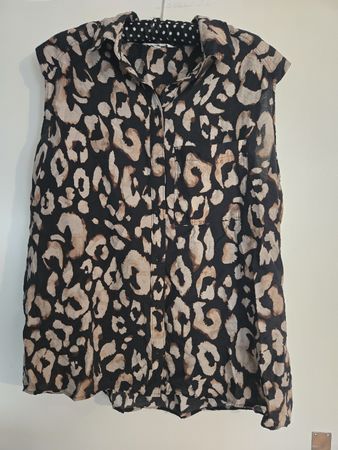 Luftige H&M Bluse, Grösse 44, mit Leo-Muster für den Sommer
