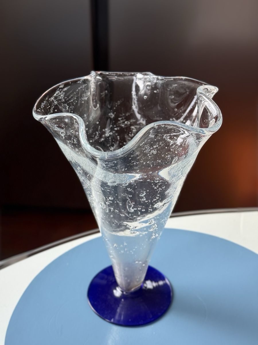Vasi & Recipienti: Hand-blown Elegant Glass Vase with Blue Base – Nuovo (secondo la descrizione) da Commugny venduto da semamonfrinoli
