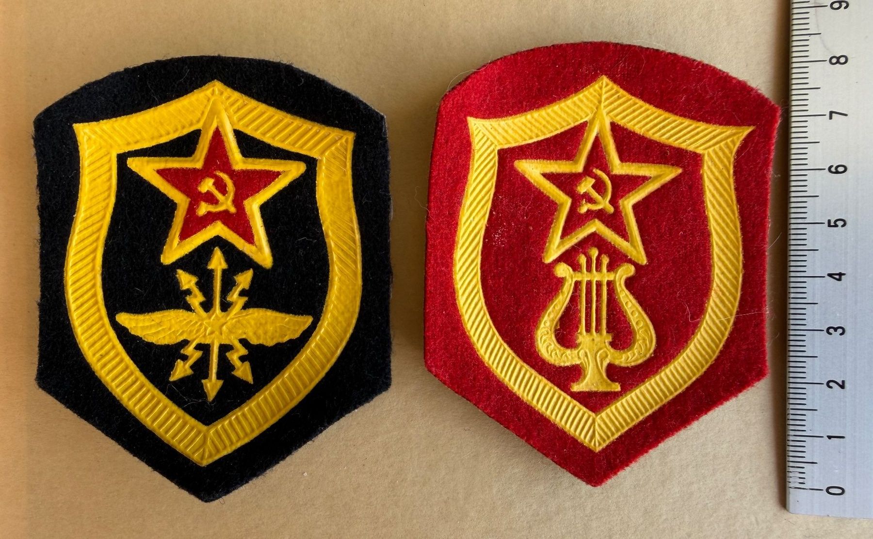 Placchette & Badge: 2 Ausland Militär Abzeichen – Usato da Kriens venduto da redez