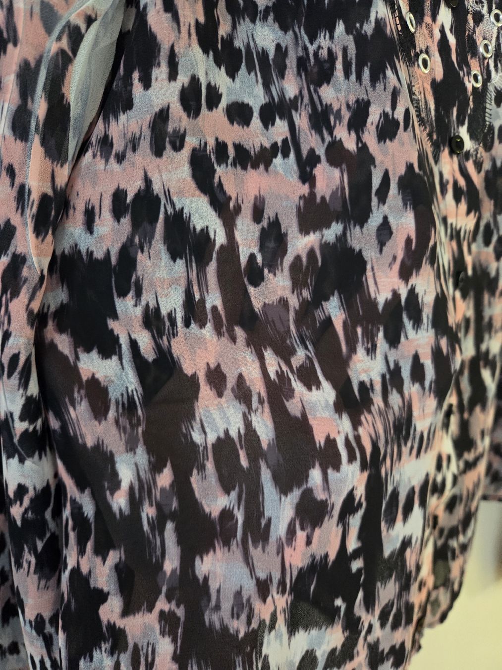 Guess Camicette: Guess Leoparden Bluse rosa Gr. S – Usato da Dänikon ZH venduto da FicusLyrata 3