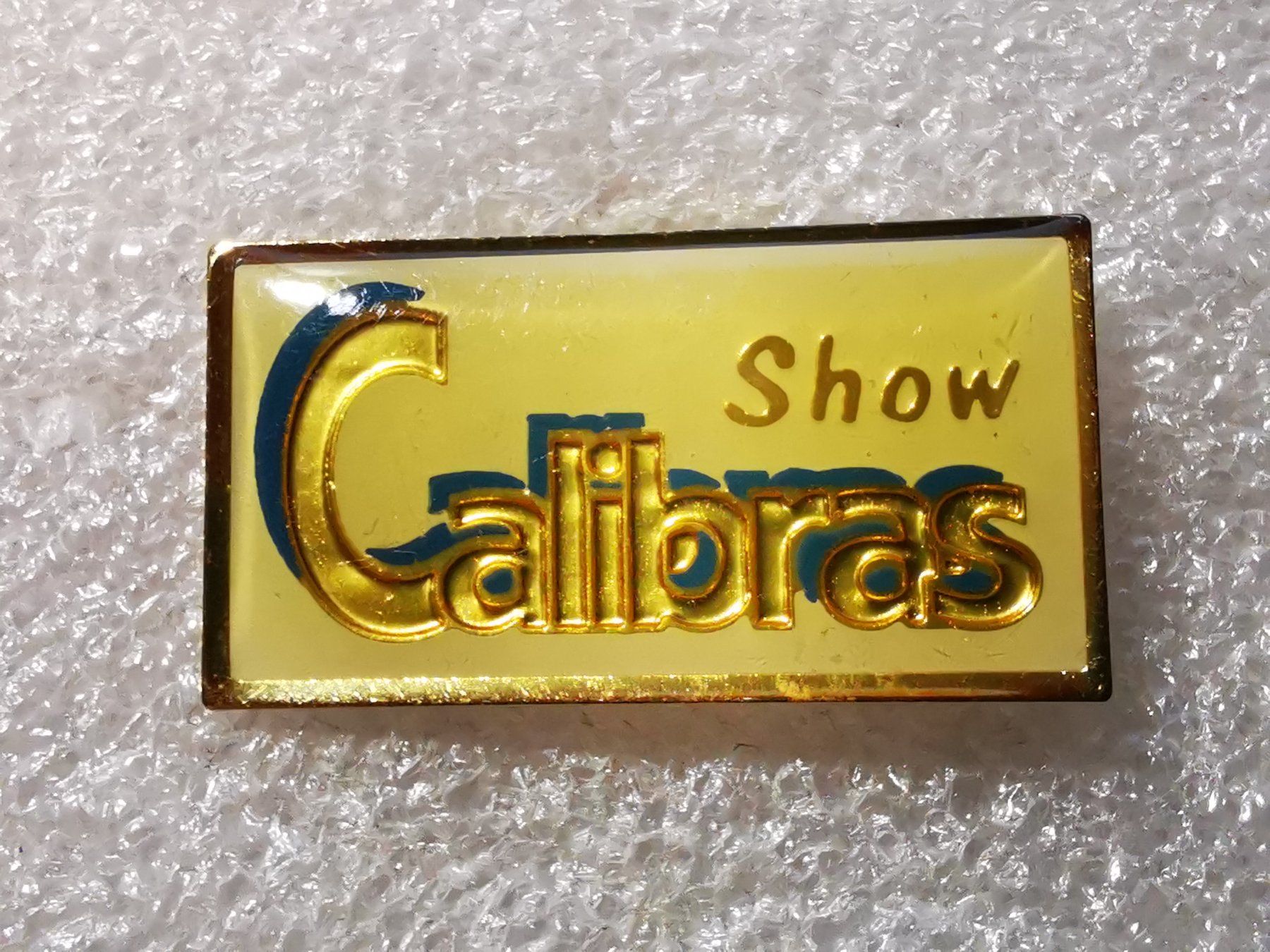 Placchette & Badge: Ansteckpin 31: Calibras Show – Usato da Oppligen venduto da Pin-Fall-Shop