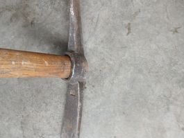 Robuster Pickel, Spitzhacke mit Holzstiel