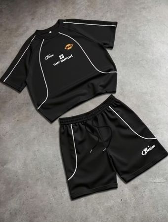 Ensemble short et t-shirt sportif noir, parfait pour l'été