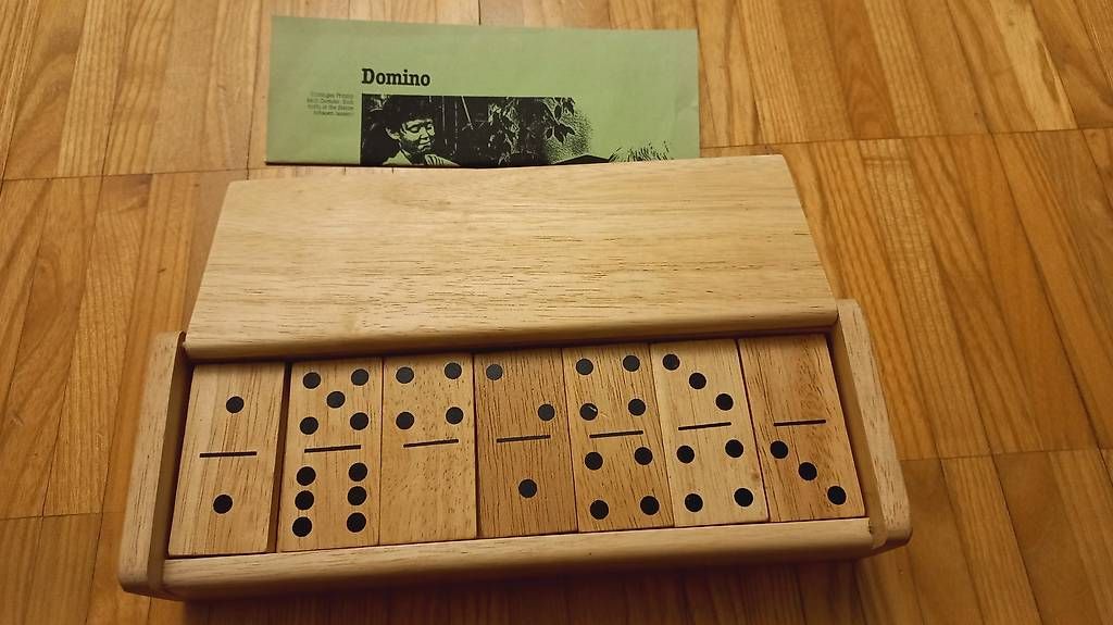 Spiele: Dominosteine aus Holz – Gebraucht aus Opfikon von