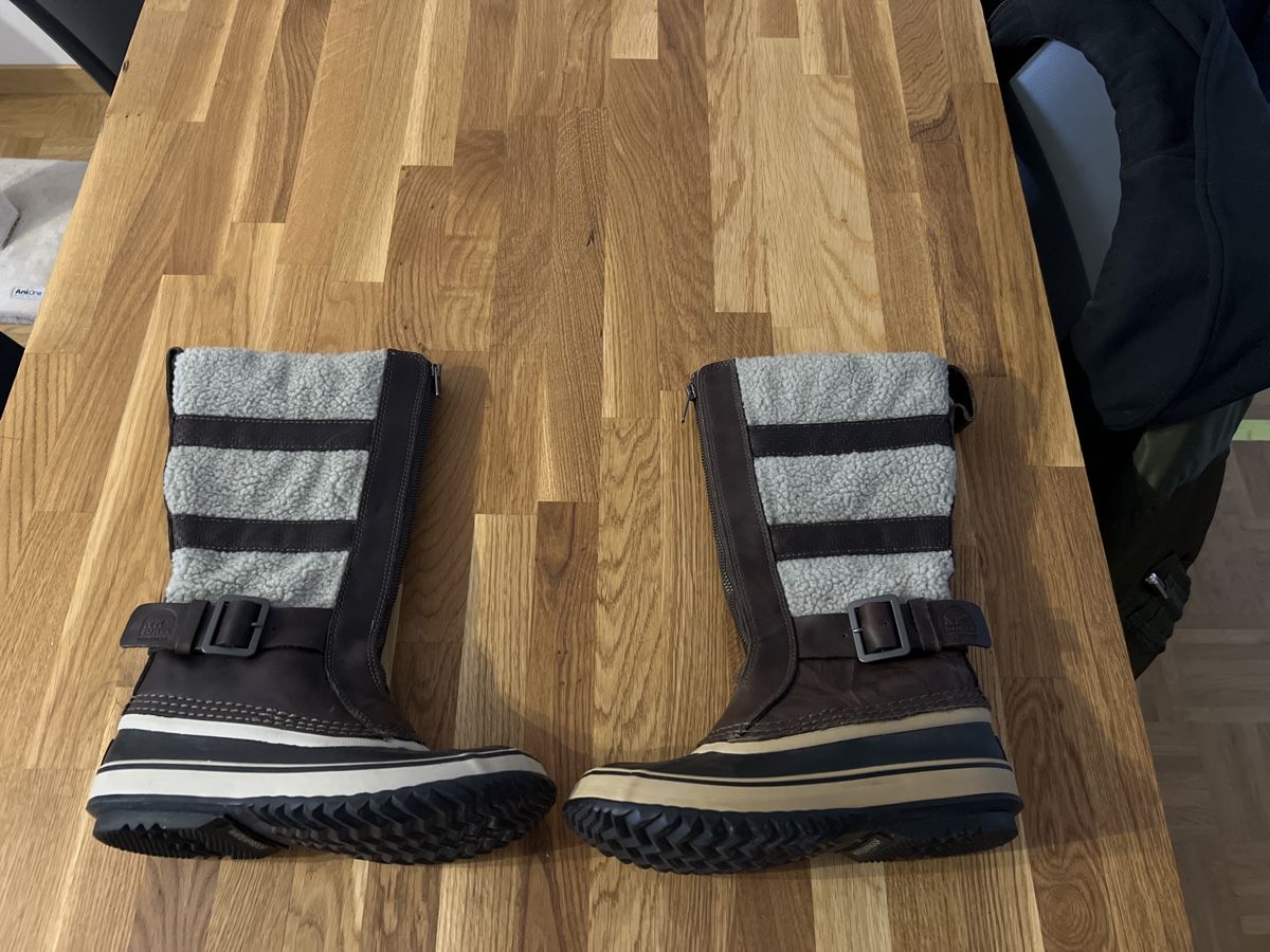Scarpe da donna: JOLIE BOTTE CHAUDE SOREL – Usato da Brügg BE venduto da traindenuit