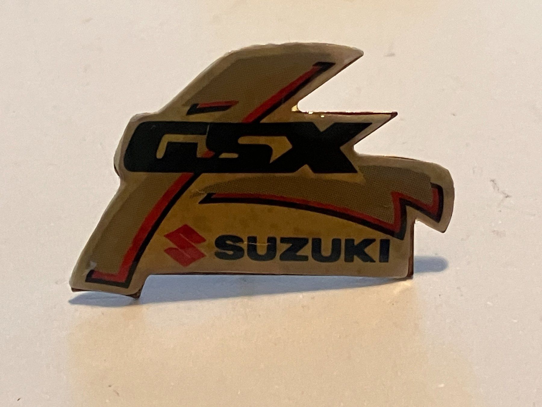 Placchette & Badge: 1 Pin Suzuki GSX – Usato da Basel venduto da djwwpp