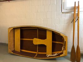 Dingi mit Rudern aus Holz