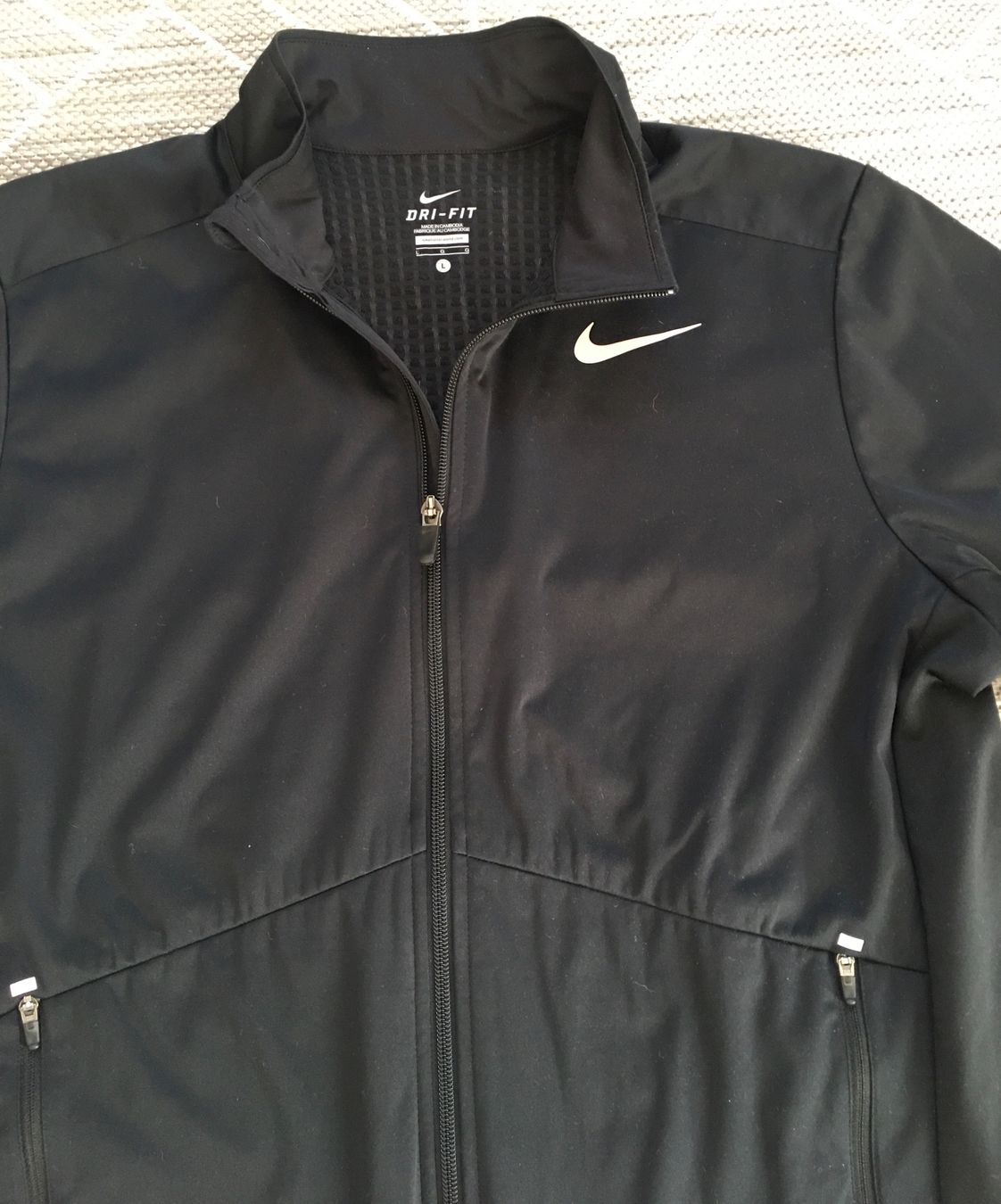 Nike Giacche: Schwarze Jacke Nike Gr L unisex – Usato da Grenchen venduto da Tirana 1