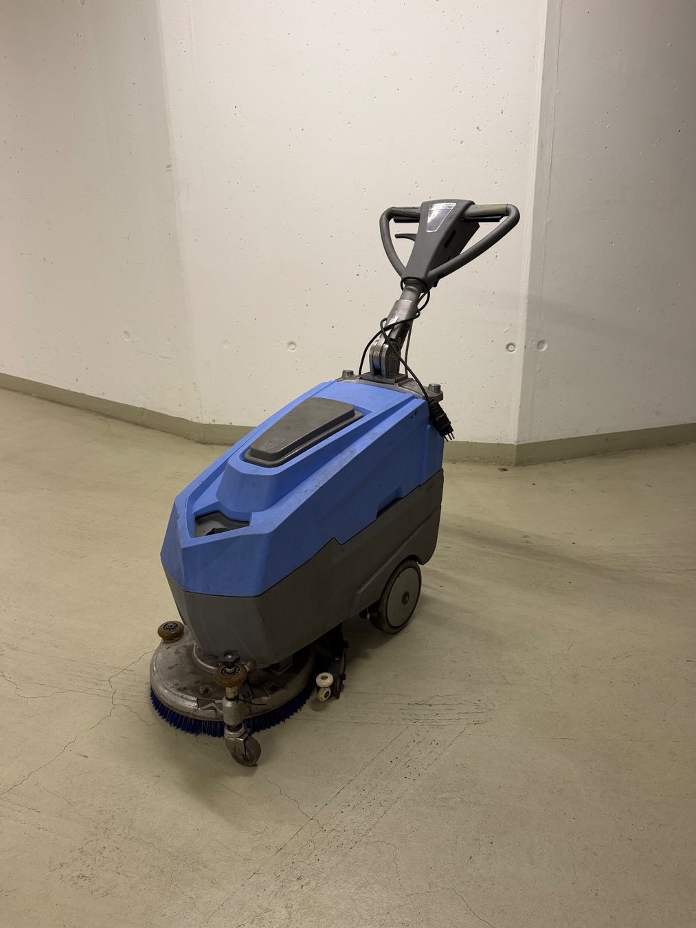 Tutte le macchine: Putzmaschine Werkstatt Lager – Difettoso da Leuggern venduto da far_w95p 1