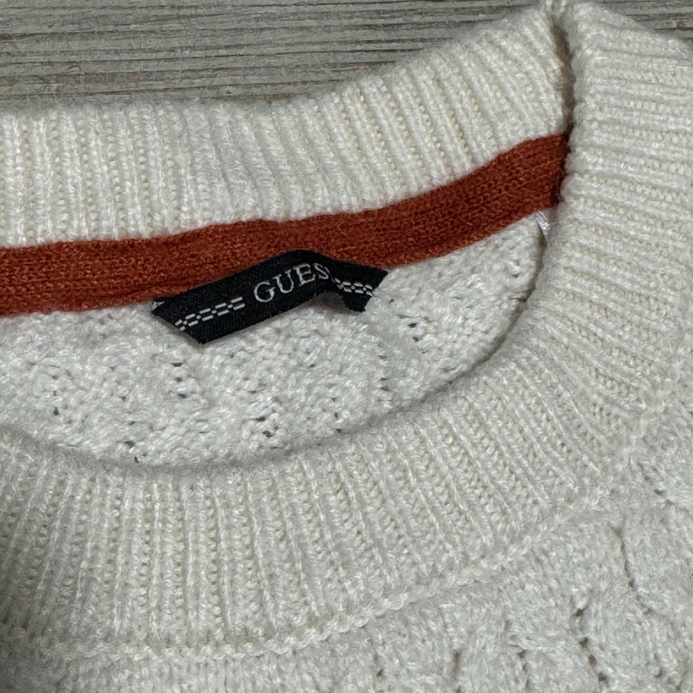 Guess Pullover & Sweatshirts: Guess knitted white crewneck sweatshirt strickpullover – Gebraucht aus St. Gallen von sourced_limited 1