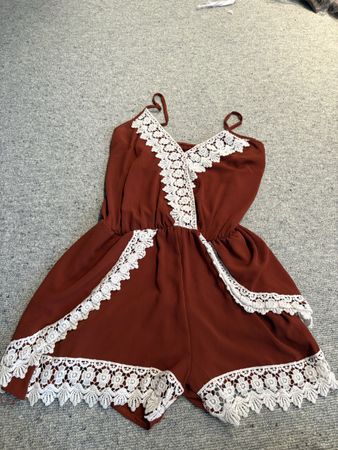 Kurzer Jumpsuit Spitze rostrot Grösse M neuwertig