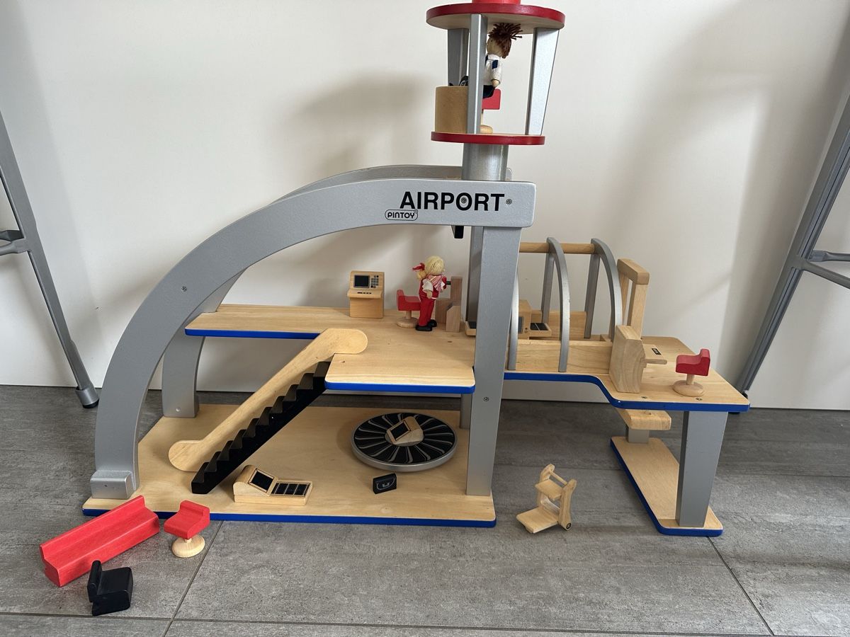 Giocattoli: Aéroport en bois Pintoy avec accessoires – Usato da Leytron venduto da TipTop1912 2
