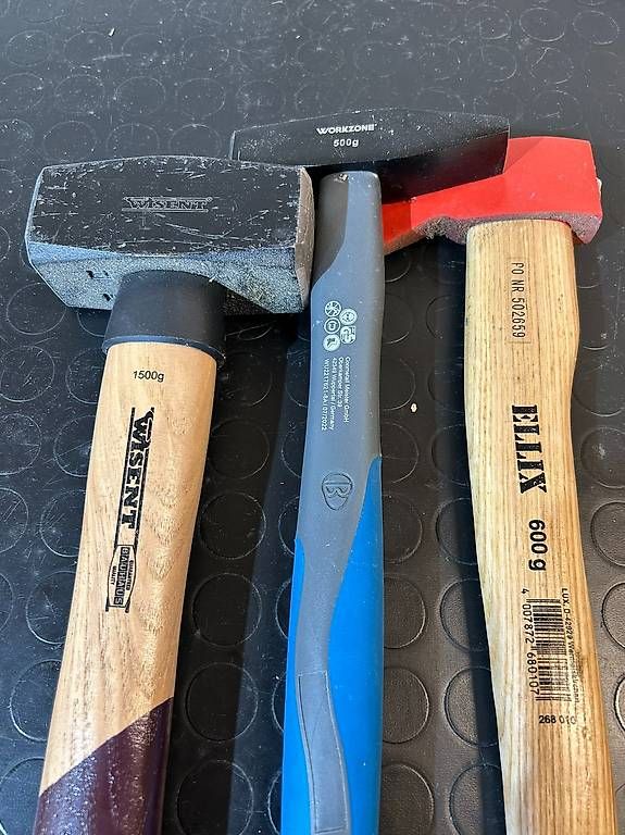Tutti gli attrezzi: Hammer- und Beil-Set 5-teilig, gemischt, Holzgriffe – Usato da Gümligen venduto da ESCreativwork 1
