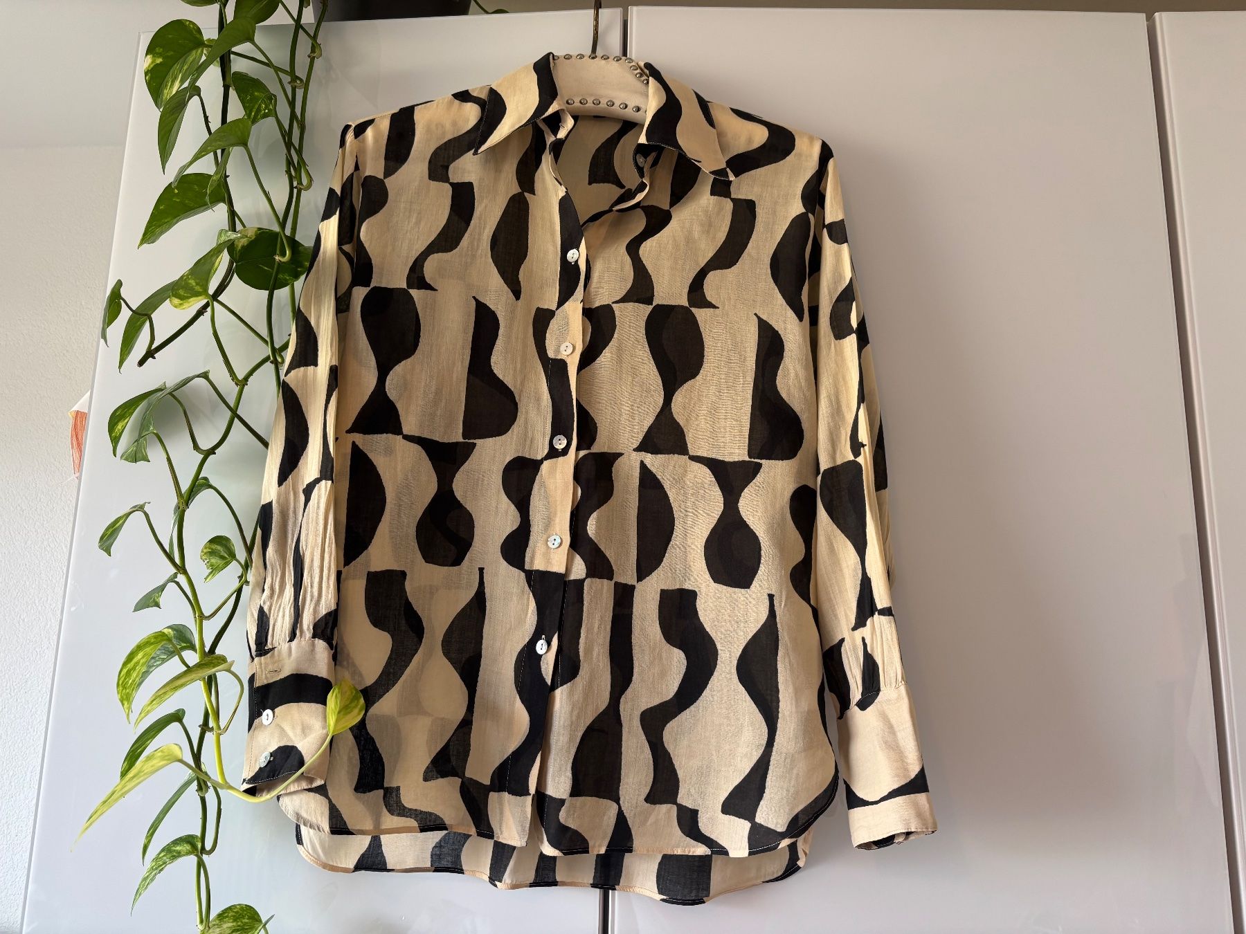 Massimo Dutti Blusen: MASSIM DUTTI Bluse mit abstraktem Muster Gr. 34 – Gebraucht aus Zürich von missmodernage