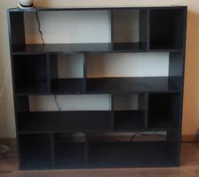 Graues Regal mit vielen Fächern