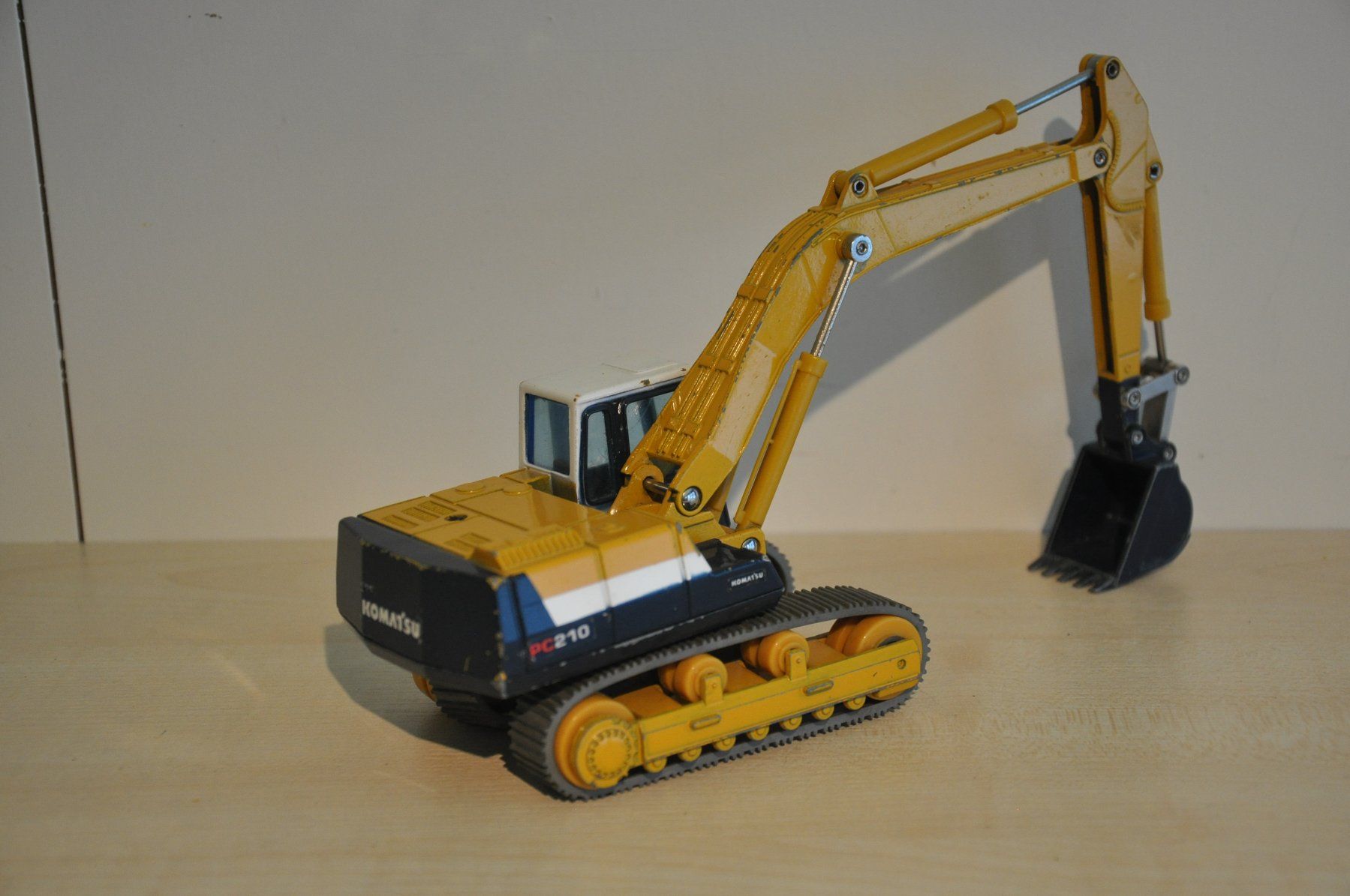 Komatsu Kit di modellismo & Modellini statici: KOMATSU PC 210-5 Raupenbagger – Difettoso da Mitlödi venduto da worker04 2
