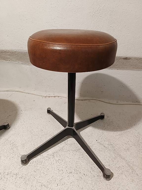 Sgabelli: Eames vintage Design Hocker – Usato da Winterthur venduto da style-and-design.zrh 2