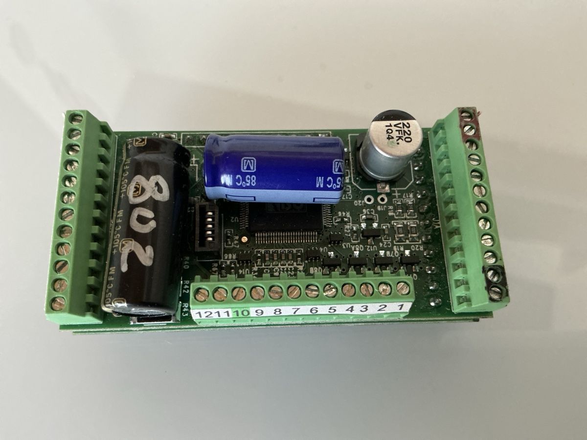 Modelleisenbahnen: QSI Titan Lok-Sounddecoder mit Schraubklemmen, gebraucht – Gebraucht aus Wängi von Madella 1
